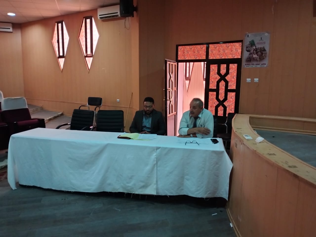 جلسة عمل مع العمال المهنيين للجامعة